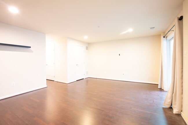 Building Photo - Amazing 3 BR/2.5 BA Townhome in Pumphrey!