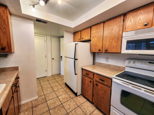 Cocina - 4896 S Dudley St