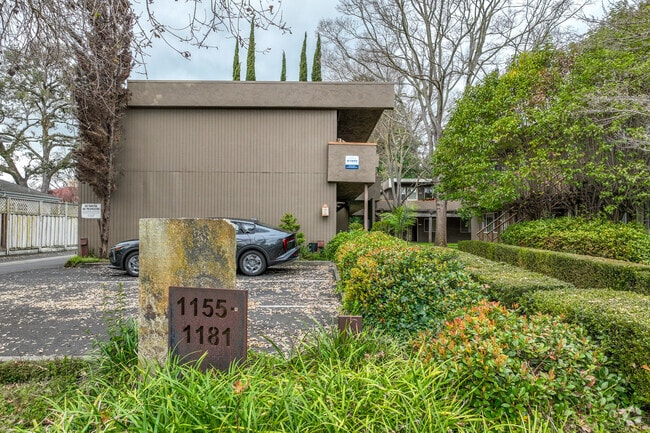 Building Front - 1151-1181 Warren St