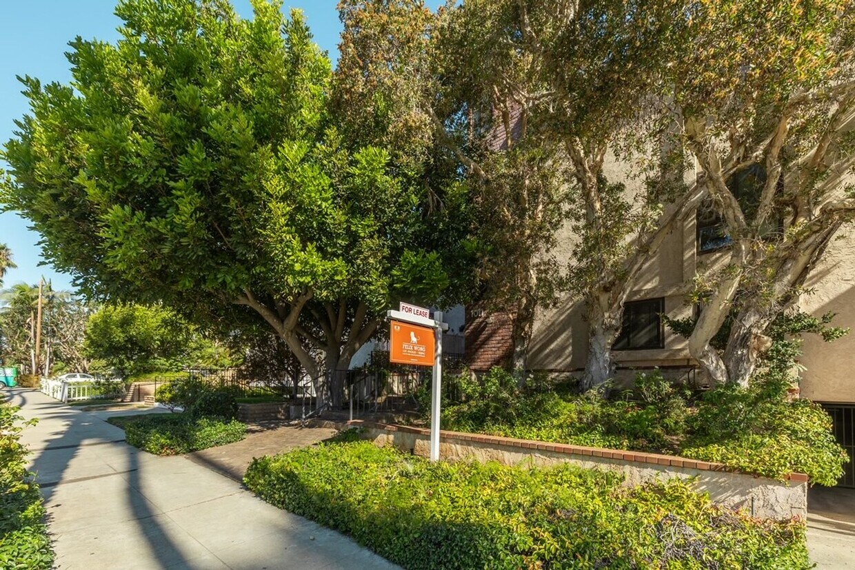 Foto principal - Prime Location 3 bedroom Townhome with Cen...