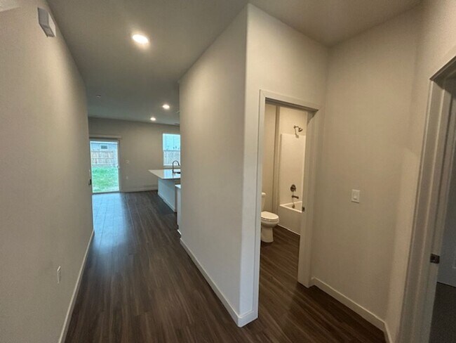Foto del edificio - Newer 5 Bedroom 3 Bathroom in Tulare!