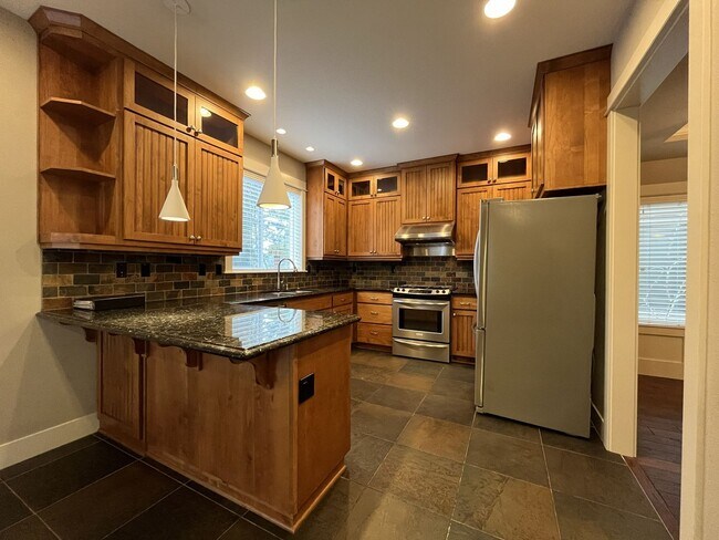 Foto del edificio - Stunning 4-Bed, 2.5-Bath Craftsman Home – 2-Car Garage, Central A/C & Fenced Patio – A Must-See!