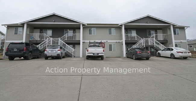 Building Photo - 2 bed 1 bath, top floor apartment in Port Angeles, close to Peninsula College and the Olympic Nat...