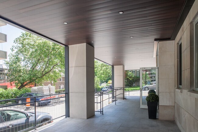 Building Photo - 3495 Rue de la Montagne