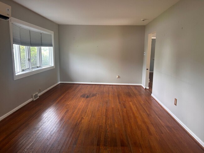 Building Photo - Beautiful 2 bed, 1 bath rancher!