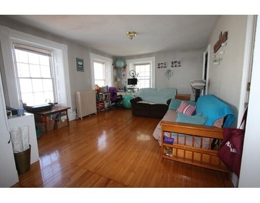 Building Photo - 122 Elm St