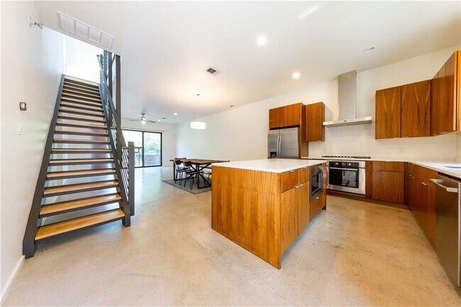 Building Photo - 707 Cardinal Ln