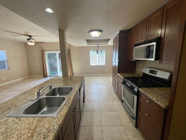 Building Photo - 3 Bedroom 3 1/2 Bath in hte Heart of Carmichael