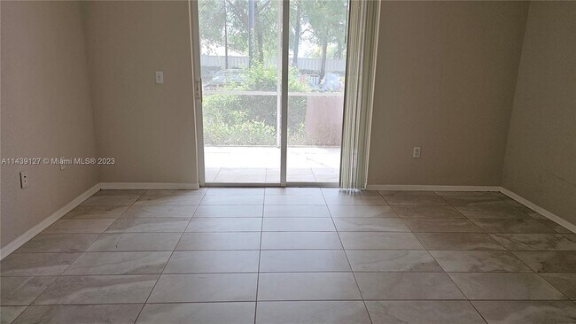 Foto del edificio - 6820 W Sample Rd