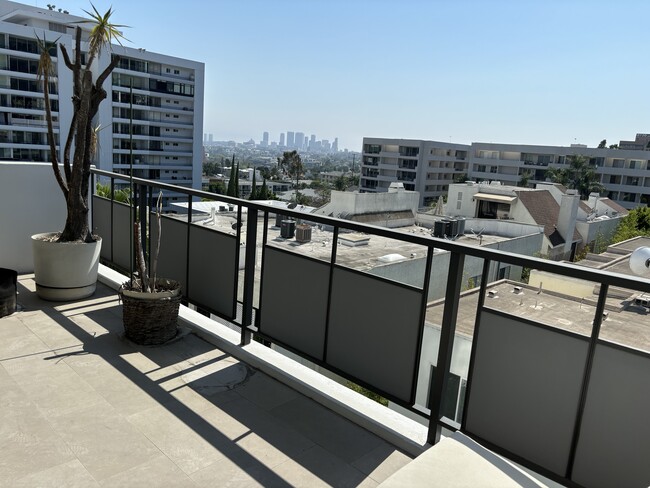 Foto del edificio - 1155 N La Cienega Blvd