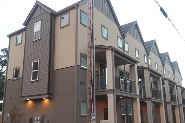 APARTAMENTOS DE LA CALLE 6 - 1005 W 6th St