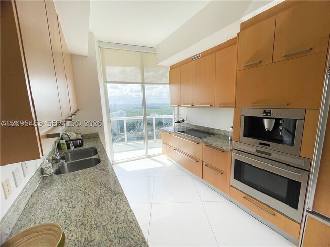 Foto del edificio - 15901 Collins Ave