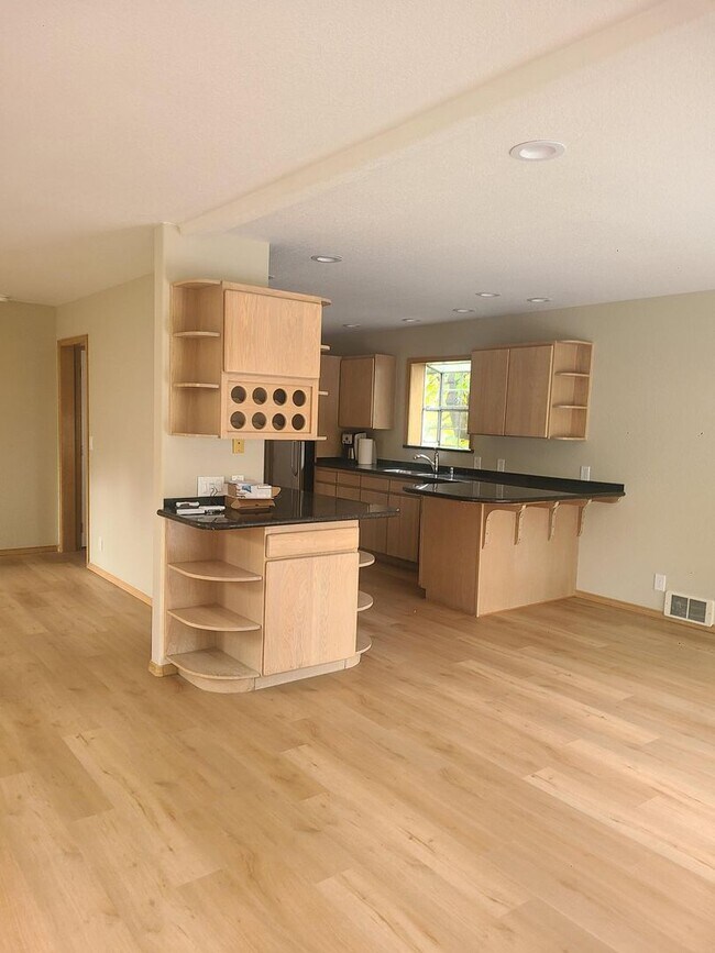 Foto del edificio - Spacious In-Town Home Near the High School