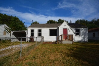 Building Photo - 704 S Forest Ave