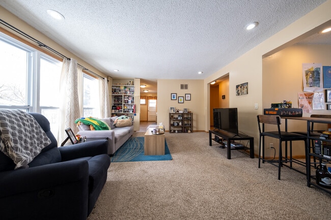 Building Photo - 5924 Idaho Ave N