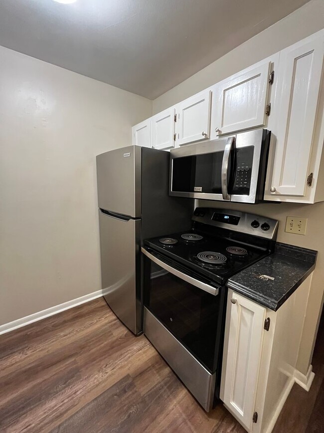 Building Photo - Walk to Vandy and Hillsboro Village, 1 Bed/1 Bath at the Villager West, Top Floor and Newly Renov...