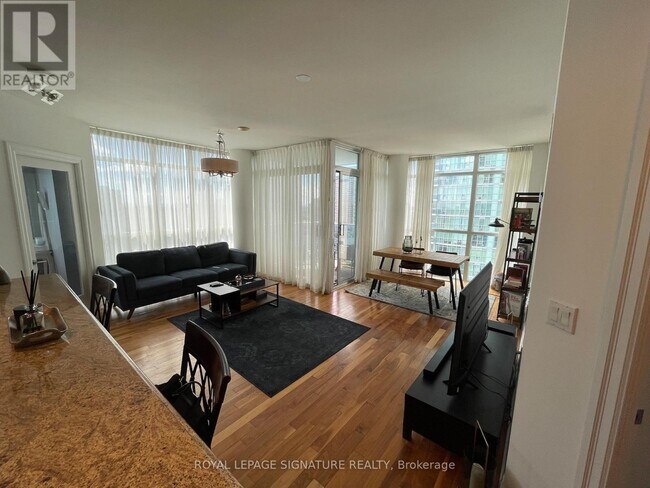 Photo du bâtiment - 90 Absolute Ave