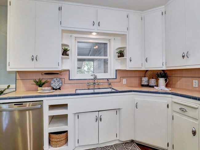 Building Photo - 229 Jacaranda Pl