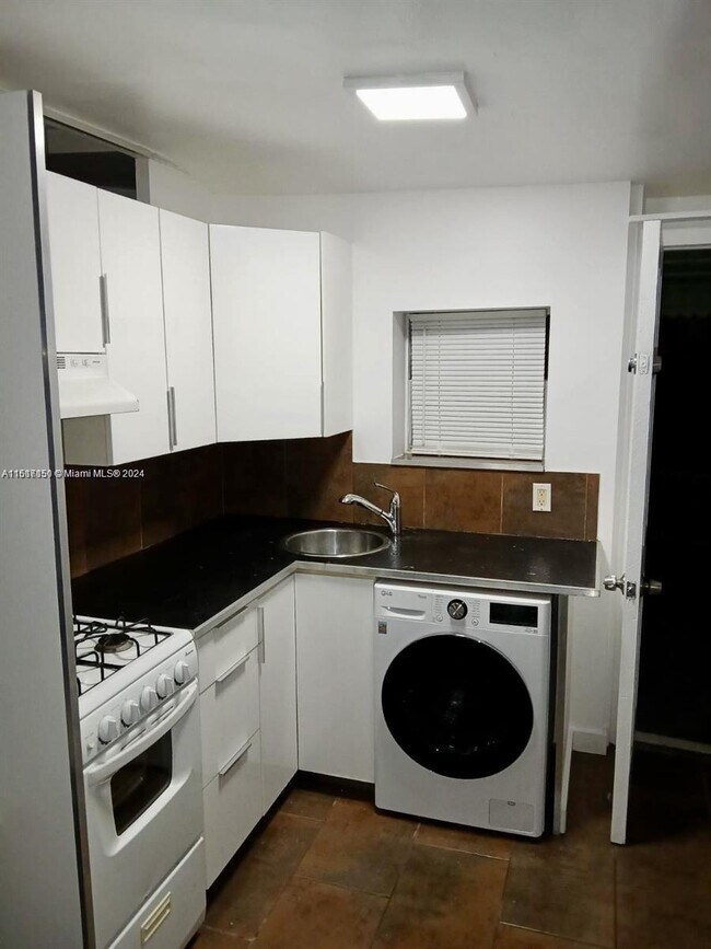 Building Photo - 1545 Biarritz Dr