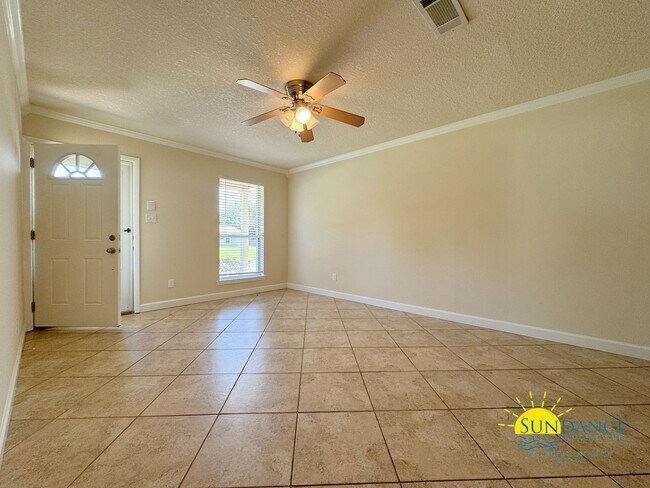 Building Photo - Fully Renovated 3-Bedroom Home in Prime Fo...