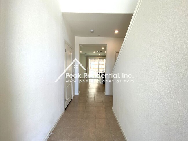 Foto del edificio - New 3bd/2.5ba Folsom Home with 2 Car Garage