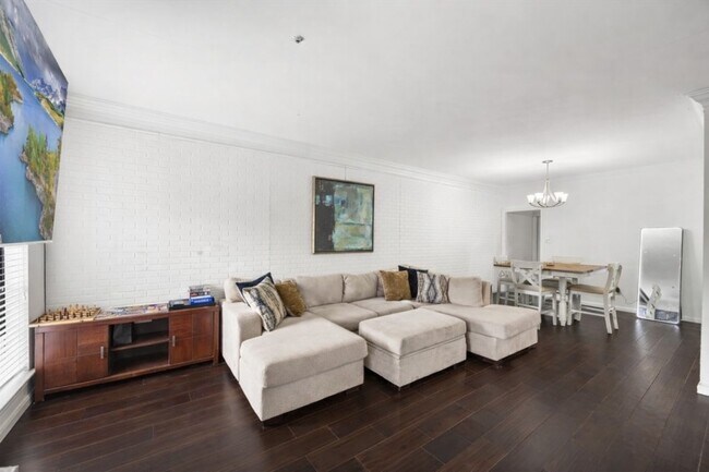 Foto del edificio - 810 Augusta Dr