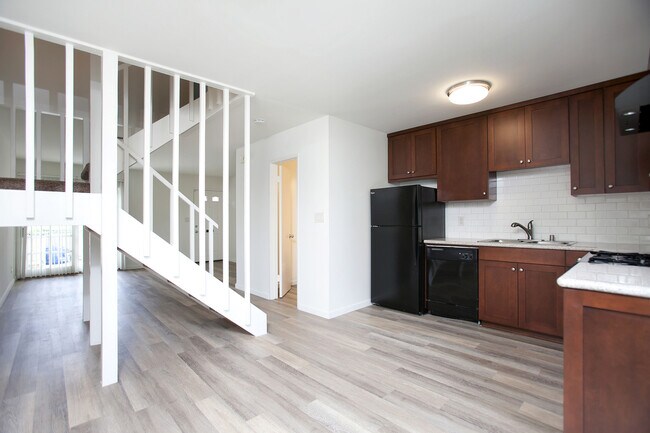 Foto del edificio - Wonderful Remodeled 2-Story 2BD/1.5BA Townhome in North PB! Parking & Laundry! $4,195/mo