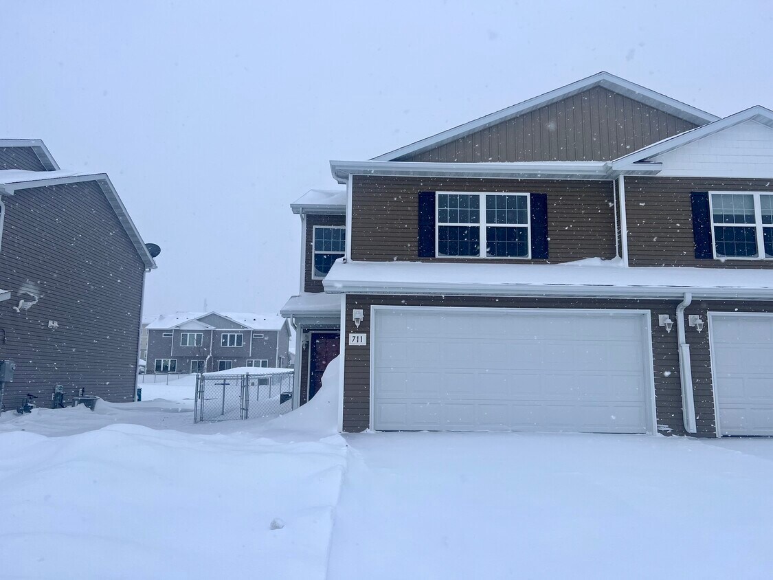 711 Weyburn Dr, Bismarck, ND 58503 Townhome Rentals in Bismarck ND