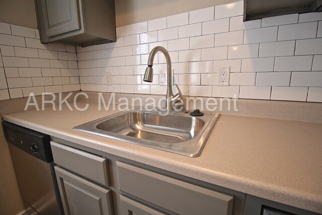 Building Photo - 210 E 38th St