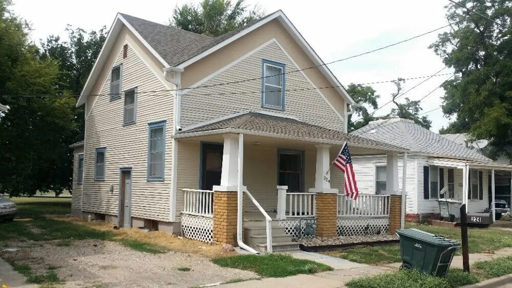 Primary Photo - 224 S Clark St
