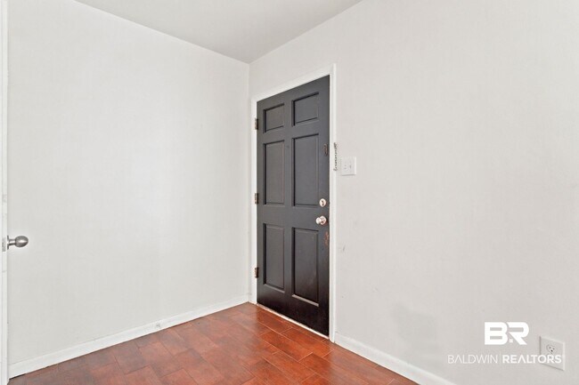 Building Photo - 509 Gayfer Ave