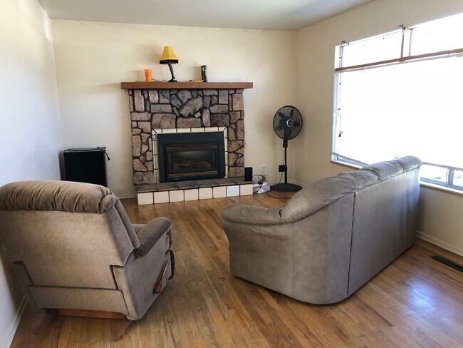 Foto del edificio - 3 Bed, 2 Bath Home with 2 Bonus Basement Rooms – Prime Location Near CSU | Available June 10th!