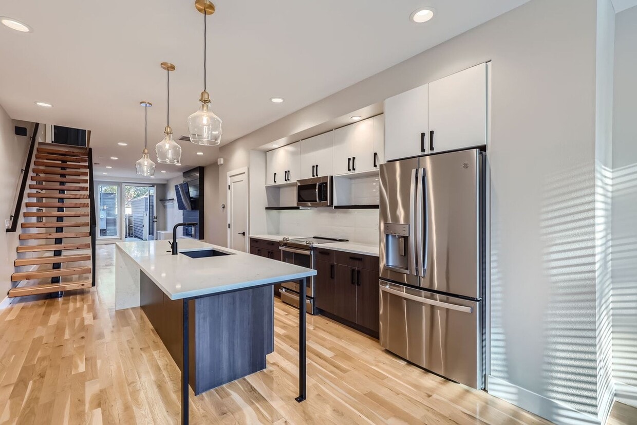 Foto principal - Stunning 3-Bedroom, 3.5-Bathroom Townhouse...