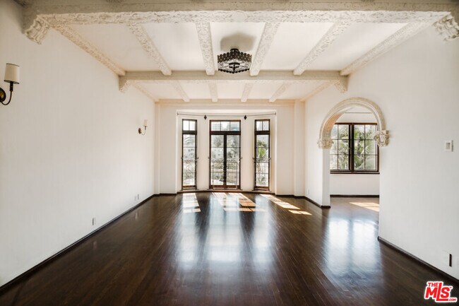 Foto del edificio - 1302 N Sweetzer Ave