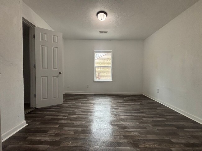 Building Photo - GREAT RECENTLY REMODELED 2 Bedroom Home wi...