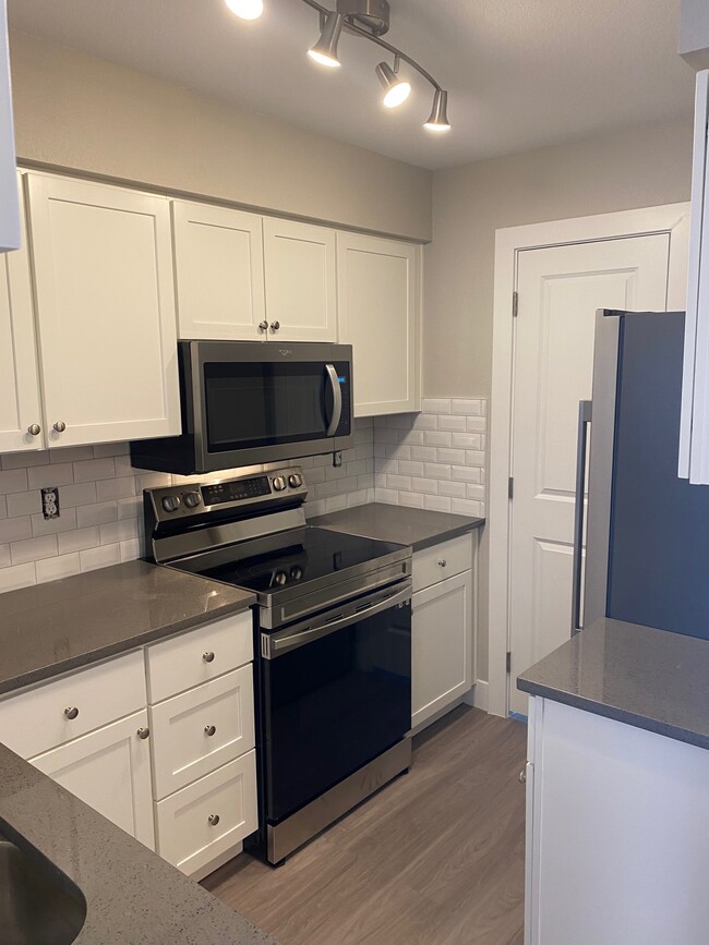 Kitchen w/stainless steel appliances - 8192 S Fillmore Way