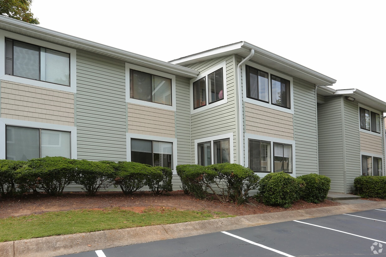 The Columns at Lake Ridge Apartments Dunwoody, GA