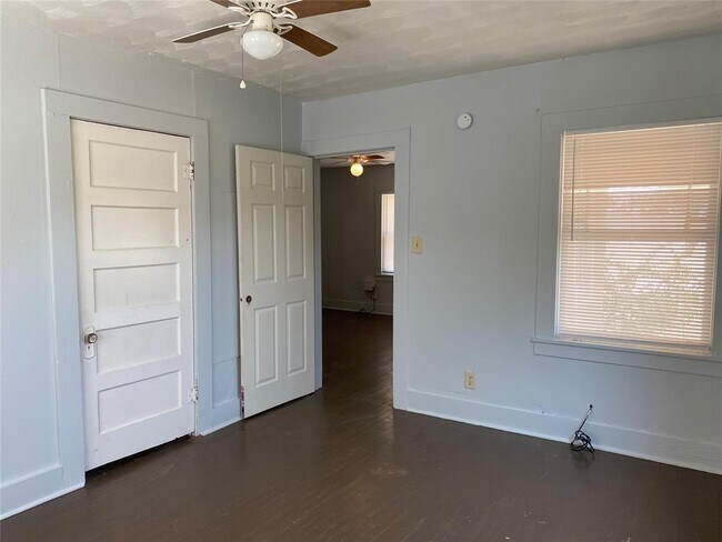 Building Photo - 202 S Cherry St