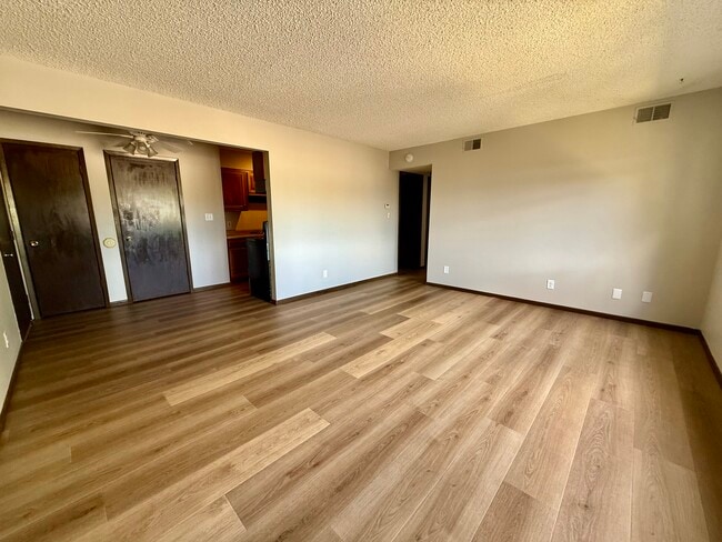 Building Photo - Elmcrest Estates