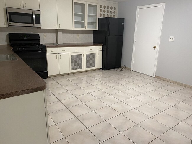 Building Photo - 18 Walnut Rd