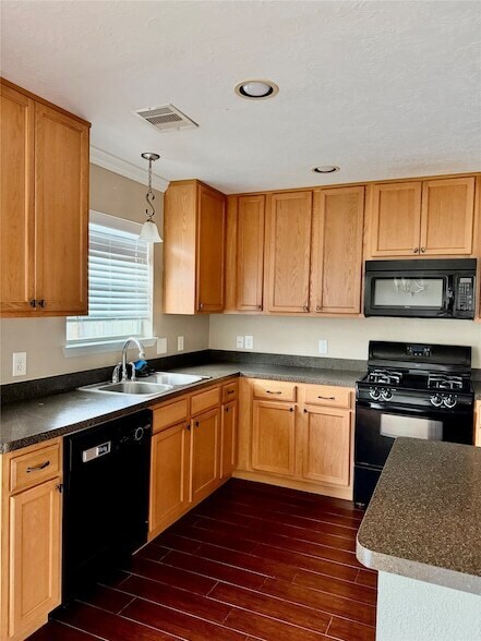 Building Photo - 16010 Limestone Lake Dr