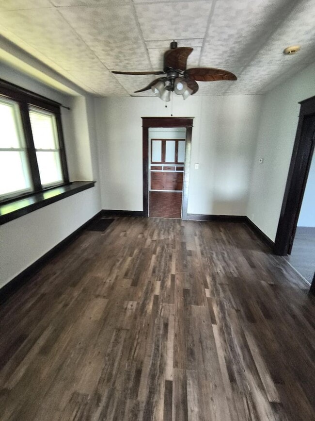 Building Photo - Spacious 3 Bedroom Located Near University...