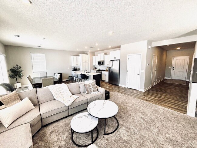 Foto del edificio - Beautiful and Spacious 4 Bedroom Home / New Construction!