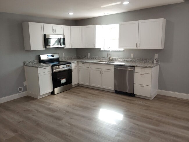 Kitchen - 712 W Bond St