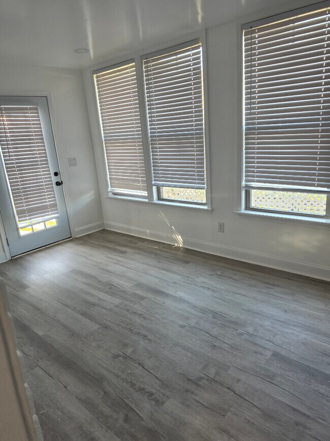 Foto del edificio - 5825 Lamont Dr