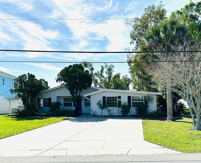 Building Photo - 812 Bayview Drive; Nokomis, FL 34275 - Sin...