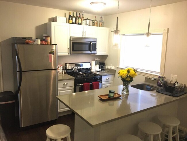 Foto del edificio - Laundry in unit! Spacious 9/1