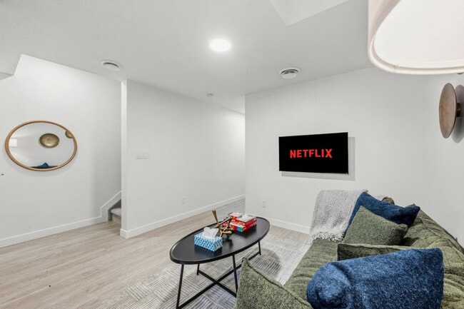 Photo du bâtiment - 10749-10773 73 Ave NW