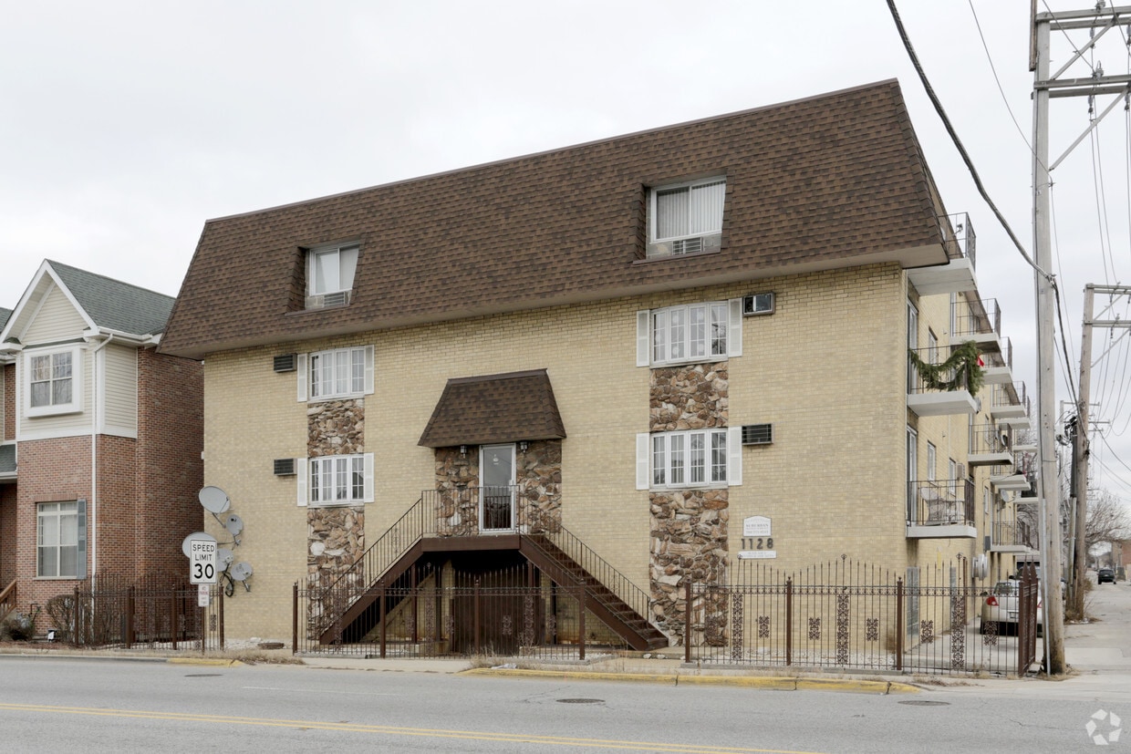 Primary Photo - 1128 Des Plaines Ave