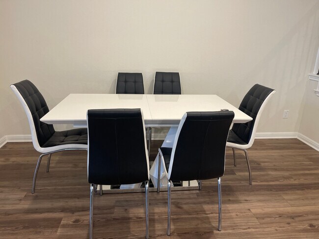 Foto del edificio - Room in House on Regatta Trl